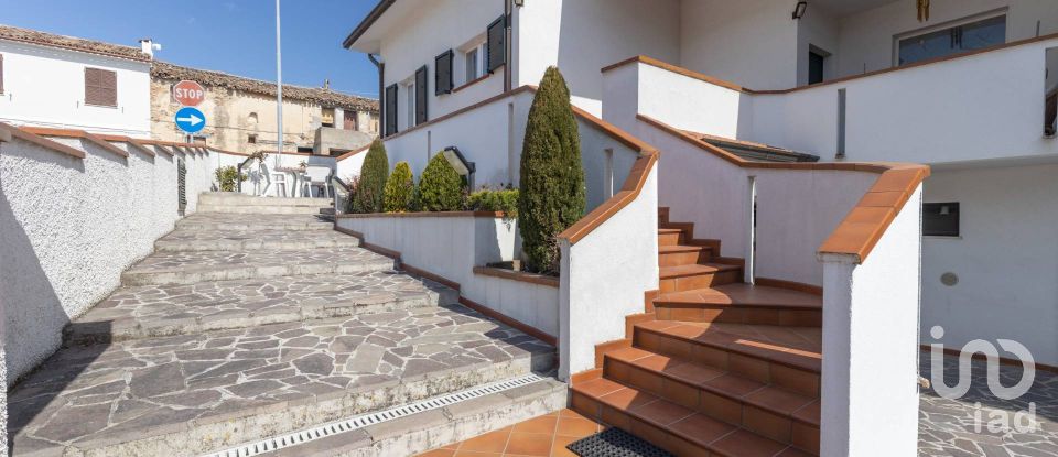 Casale 8 locali di 300 m² in Loreto (60025)