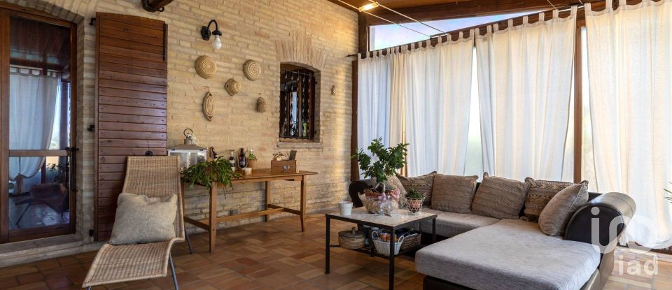 Villa 15 locali di 630 m² in Recanati (62019)