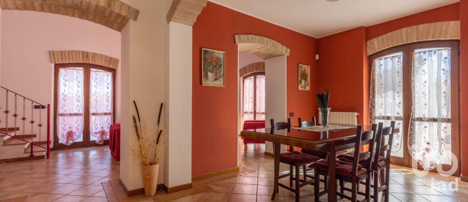 Villa 15 locali di 630 m² in Recanati (62019)