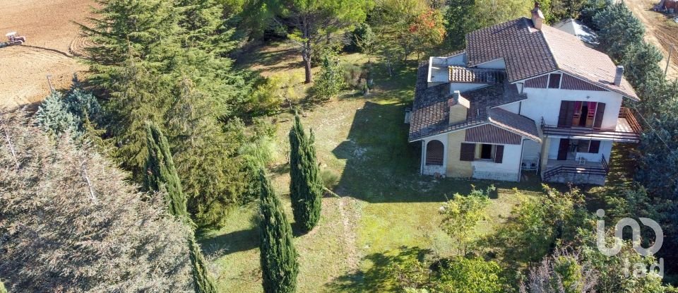 Villa 9 locali di 330 m² in Sassoferrato (60041)