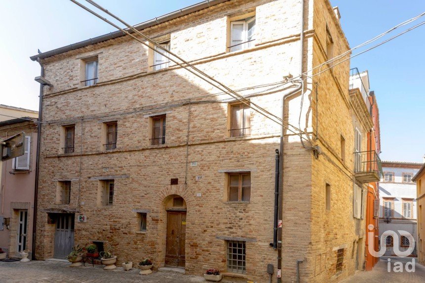 House 12 rooms of 420 m² in Montefano (62010)