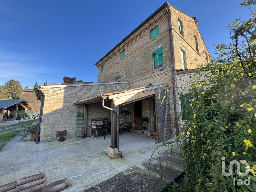 Town house 10 rooms of 240 m² in Fermo (63900)