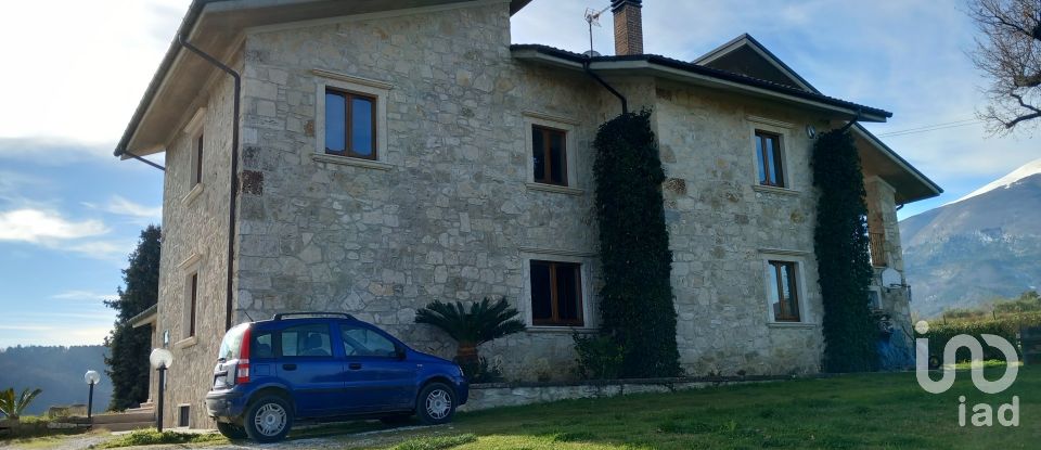 Casa 12 locali di 450 m² in Folignano (63084)