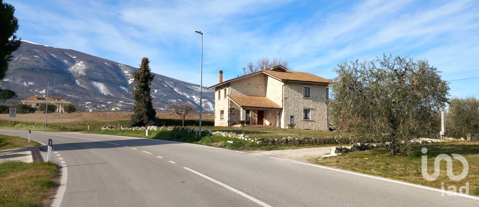 House 12 rooms of 450 m² in Folignano (63084)