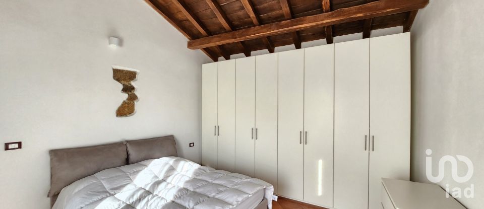 Block of flats 6 rooms of 210 m² in Savona (17100)