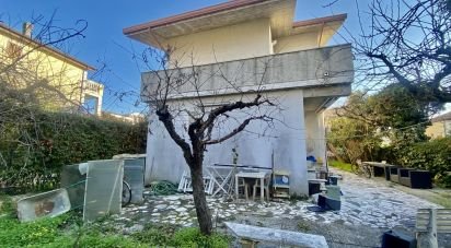 House 10 rooms of 250 m² in Tortoreto (64018)