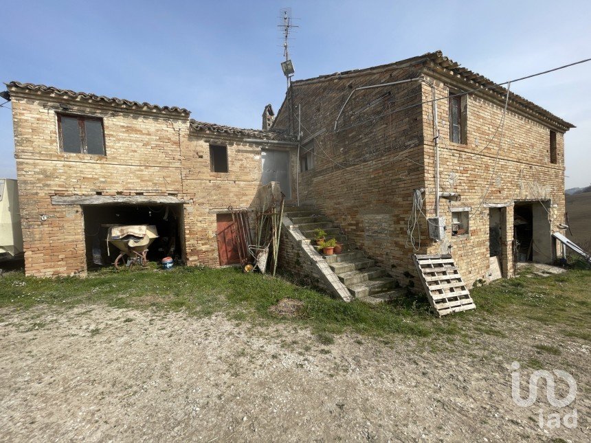 Casa 7 locali di 233 m² in Monte San Pietrangeli (63815)
