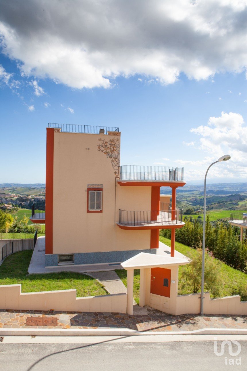 Villa Bifamiliare 4 locali di 118 m² a Offida (63073)