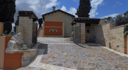 Casale 8 locali di 240 m² in Offida (63073)