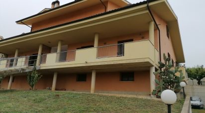 Villa Bifamiliare 11 locali di 450 m² in Pineto (64025)