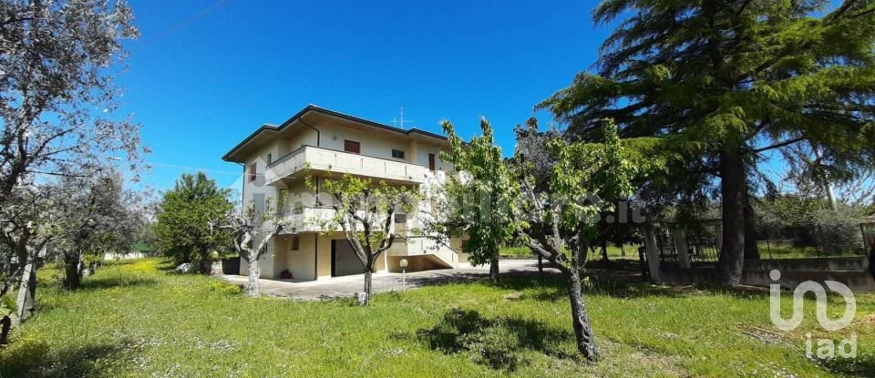 Casa indipendente / Villa 7 locali di 336 m² in Nereto (64015)