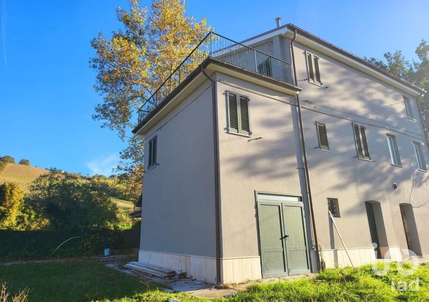 Casa indipendente / Villa 7 locali di 218 m² in Montalto delle Marche (63068)