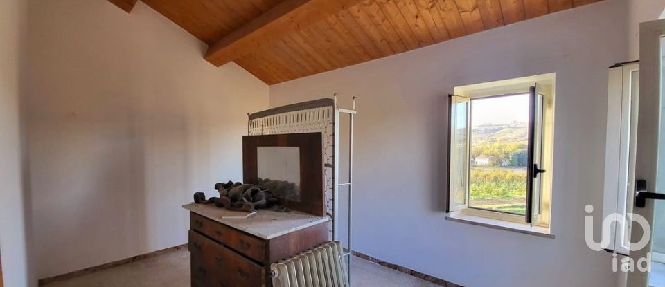 Casa indipendente / Villa 7 locali di 218 m² in Montalto delle Marche (63068)