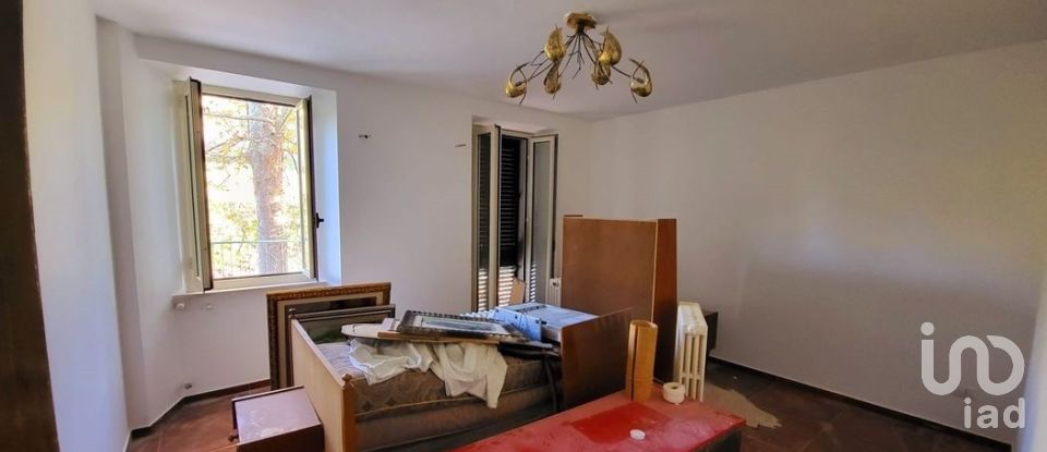 House 7 rooms of 218 m² in Montalto delle Marche (63068)