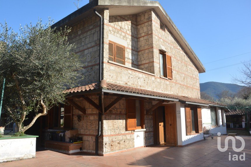 Villa Bifamiliare 12 locali di 396 m² in Terni (05100)