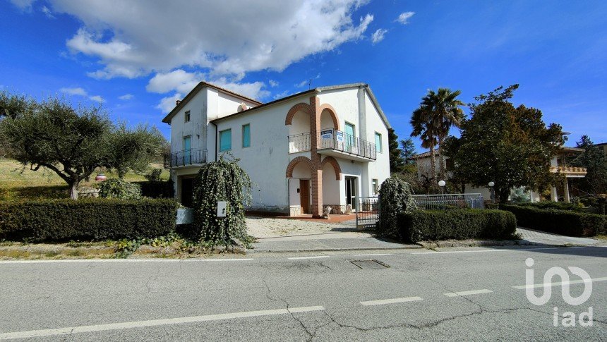 Casa indipendente / Villa 8 locali di 272 m² in Cossignano (63067)