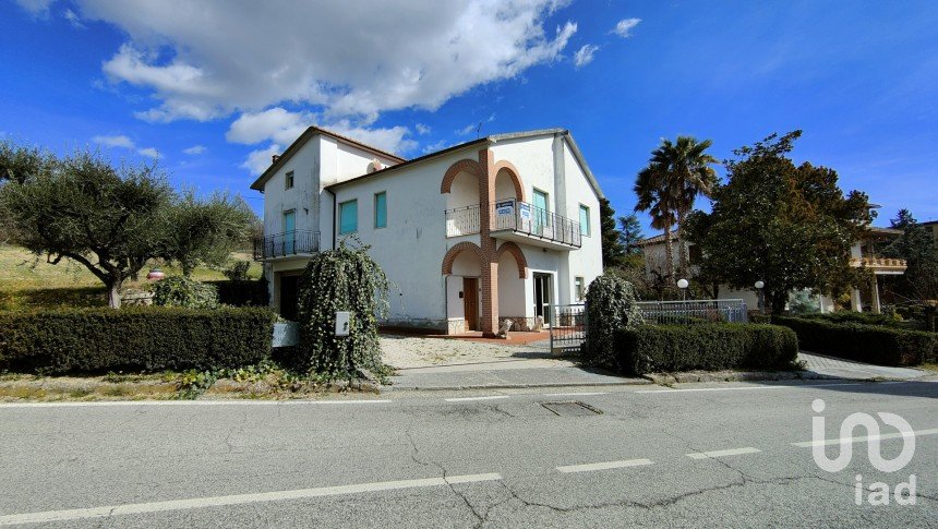 Casa 8 locali di 272 m² in Cossignano (63067)