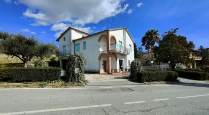 House/villa 8 rooms of 272 sq m in Cossignano (63067)