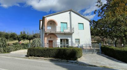 Casa indipendente / Villa 8 locali di 272 m² in Cossignano (63067)