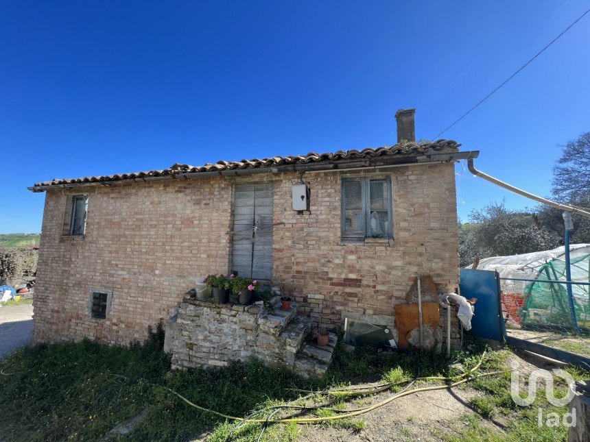 House 8 rooms of 300 m² in Petritoli (63848)