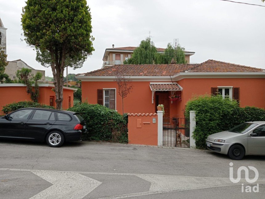 Casale 5 locali di 95 m² in Senigallia (60010)