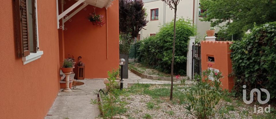 Casale 5 locali di 95 m² in Senigallia (60010)