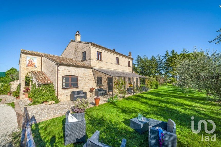 Casa indipendente / Villa 21 locali di 395 m² in Fermo (63900)