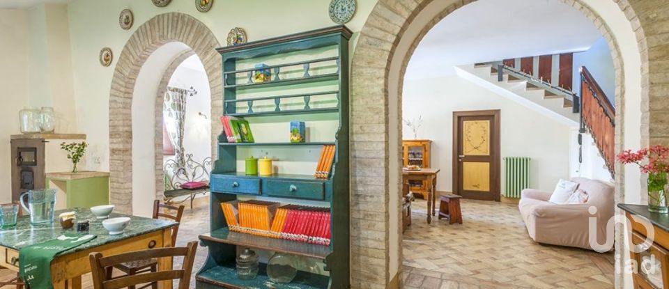 Casa indipendente / Villa 21 locali di 395 m² in Fermo (63900)