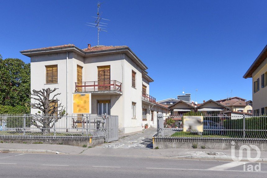 Casale 11 locali di 270 m² in Cantù (22063)
