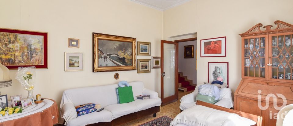 Casale 11 locali di 270 m² in Cantù (22063)