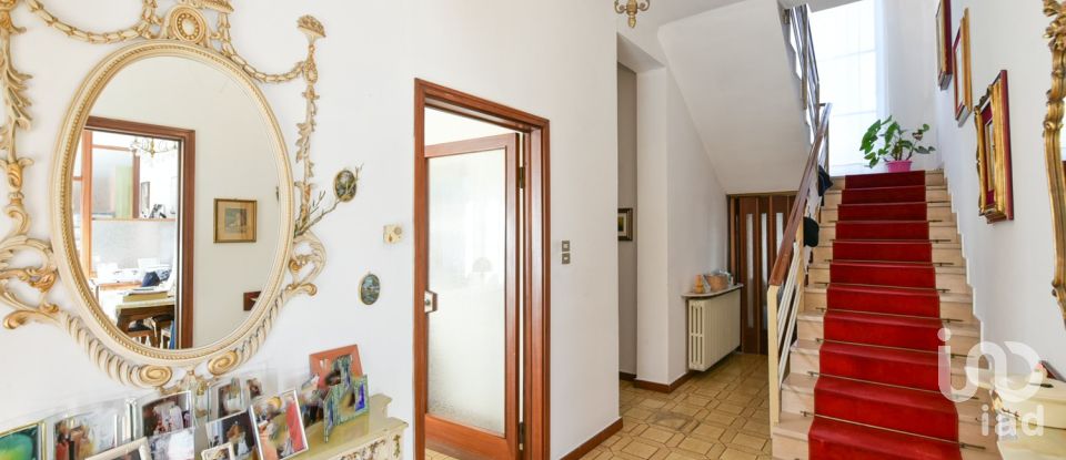 Casale 11 locali di 270 m² in Cantù (22063)
