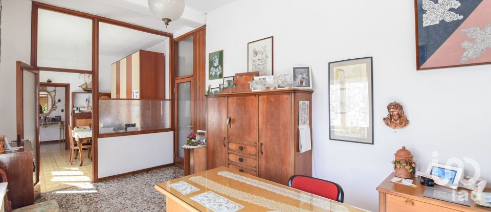 Casale 11 locali di 270 m² in Cantù (22063)