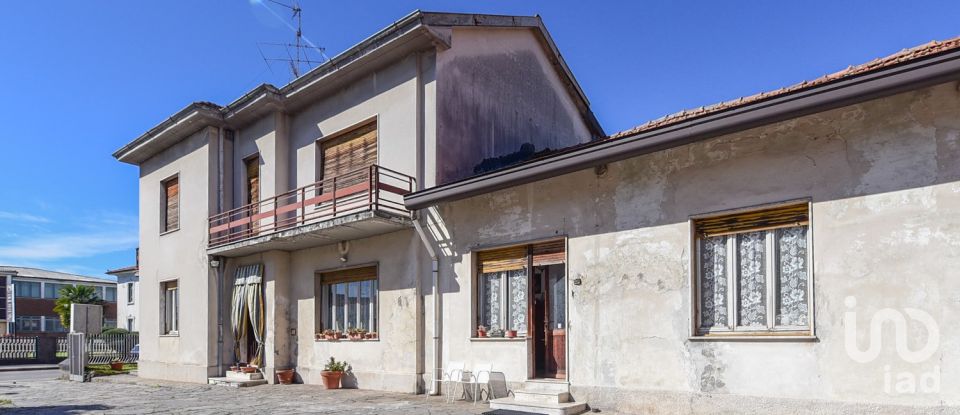 Casale 11 locali di 270 m² in Cantù (22063)
