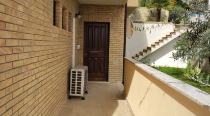 Casale 4 locali di 452 m² in Atri (64032)