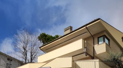 Casale 4 locali di 452 m² in Atri (64032)