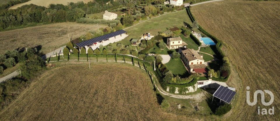 Rustico 20 locali di 800 m² in Ponzano di Fermo (63845)