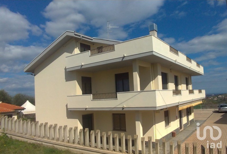 Town house 11 rooms of 500 m² in Moscufo (65010)
