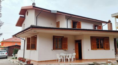 Casa indipendente 13 locali di 350 m² in Collecorvino (65010)