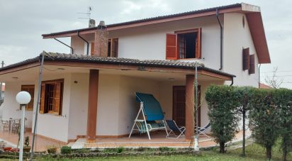Casa indipendente 13 locali di 350 m² in Collecorvino (65010)