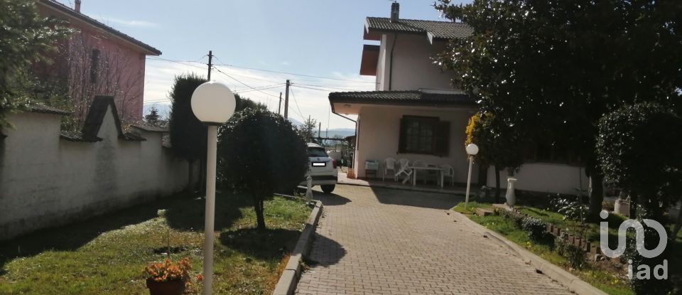 Casa indipendente 13 locali di 350 m² in Collecorvino (65010)