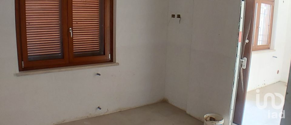 Three-room apartment of 60 m² in Pomezia (00040)