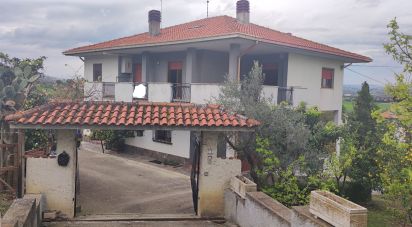 Town house 7 rooms of 385 sq m in Pineto (64025)