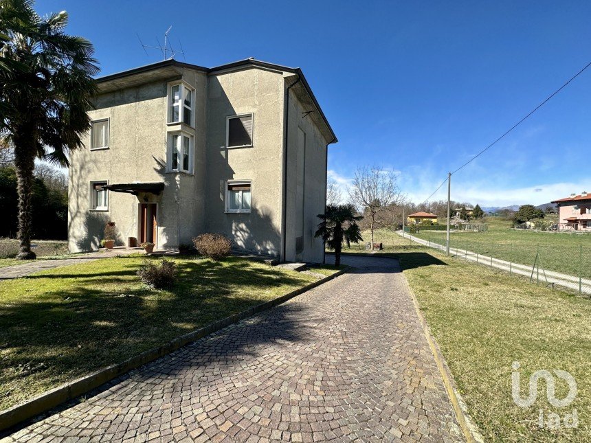 Villa Bifamiliare 10 locali di 220 m² in Biandronno (21024)