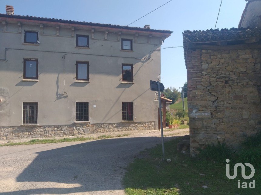Town house 6 rooms of 150 m² in Gropparello (29025)