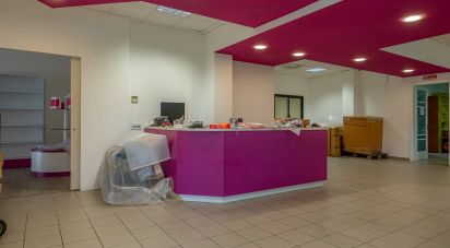 Negozio / locale commerciale di 201 m² in Cantù (22063)