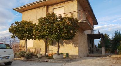 Casa indipendente / Villa 13 locali di 180 m² in Ponzano di Fermo (63845)
