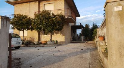 House 13 rooms of 180 m² in Ponzano di Fermo (63845)