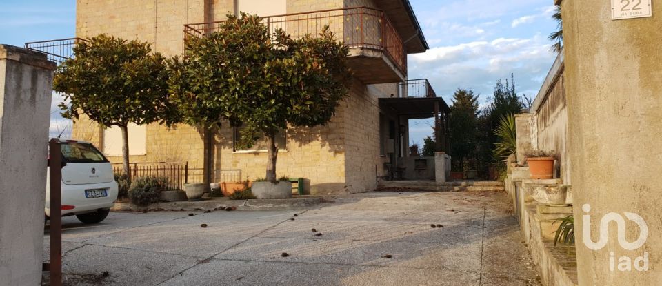 Casa 13 locali di 180 m² in Ponzano di Fermo (63845)