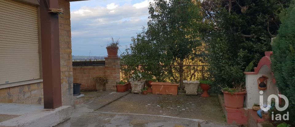 Casa indipendente / Villa 13 locali di 180 m² in Ponzano di Fermo (63845)