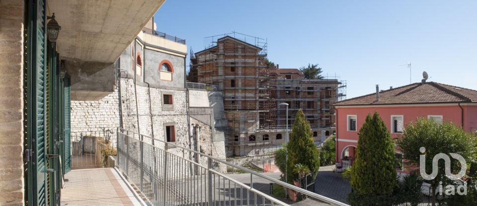 House 5 rooms of 204 m² in Castelfidardo (60022)